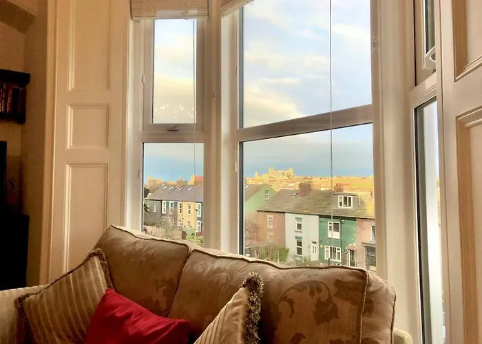 The Pirate's Palace, - Elegant, Comfy, Fun * 惠特比