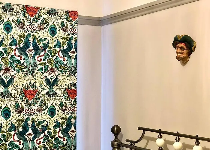 The Pirate's Palace, - Elegant, Comfy, Fun 惠特比