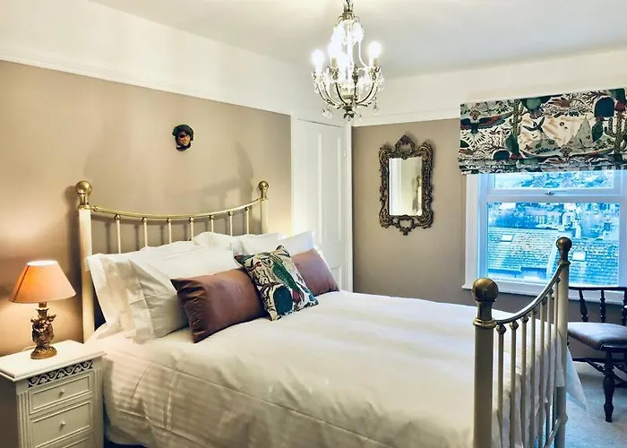 The Pirate's Palace, - Elegant, Comfy, Fun * 惠特比